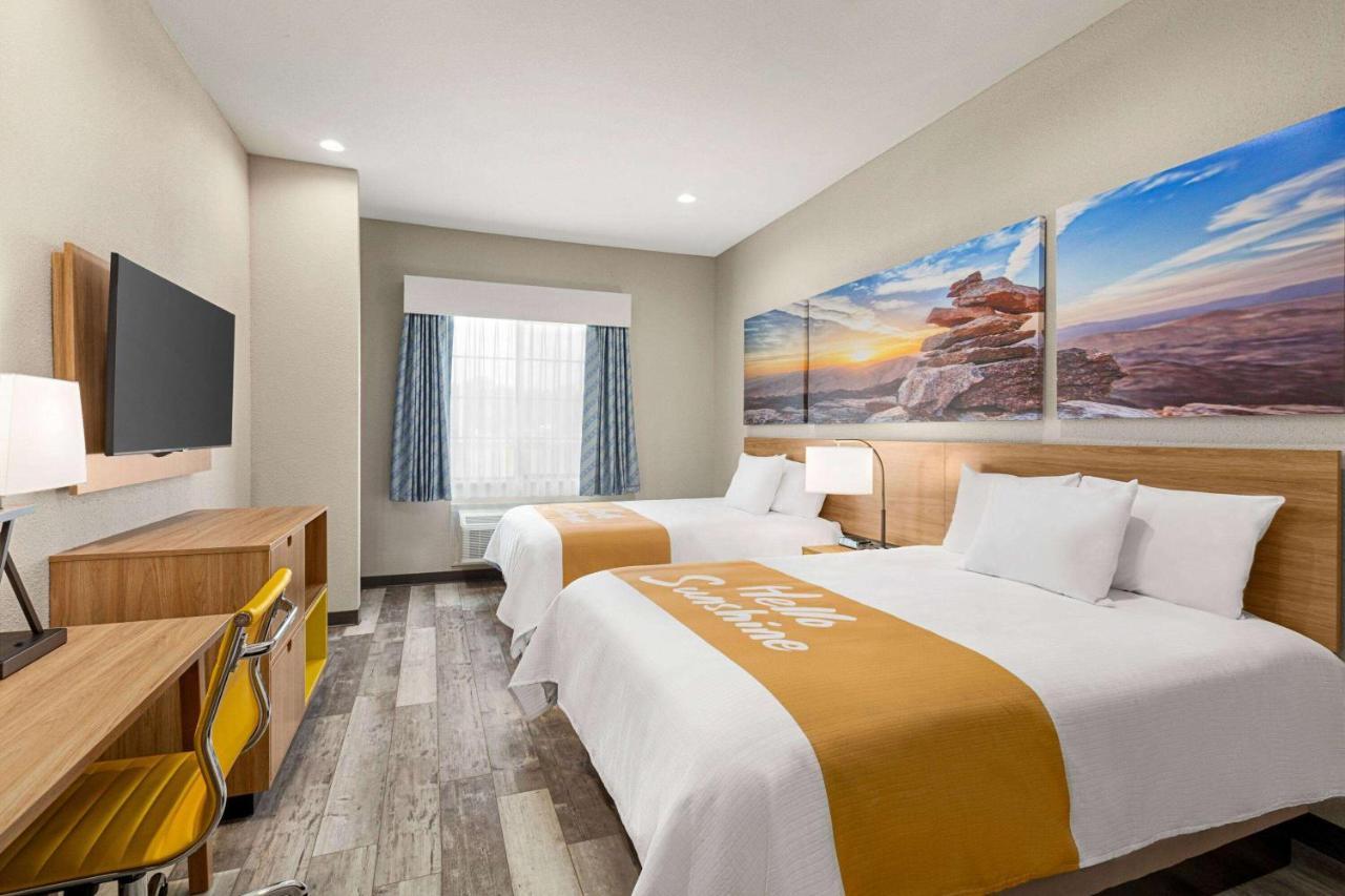 Days Inn & Suites By Wyndham Greater Tomball Exterior photo