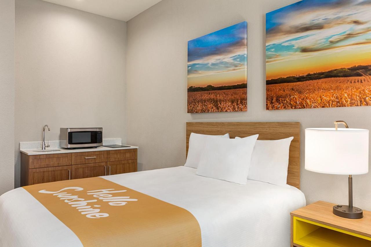Days Inn & Suites By Wyndham Greater Tomball Exterior photo