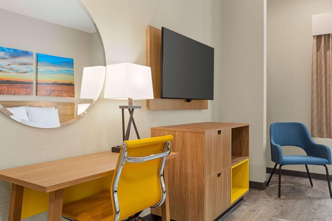Days Inn & Suites By Wyndham Greater Tomball Exterior photo