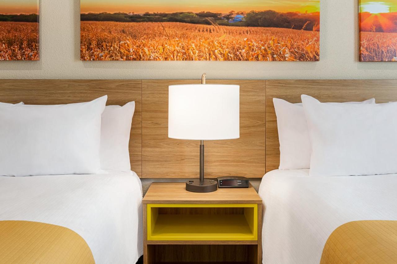 Days Inn & Suites By Wyndham Greater Tomball Exterior photo
