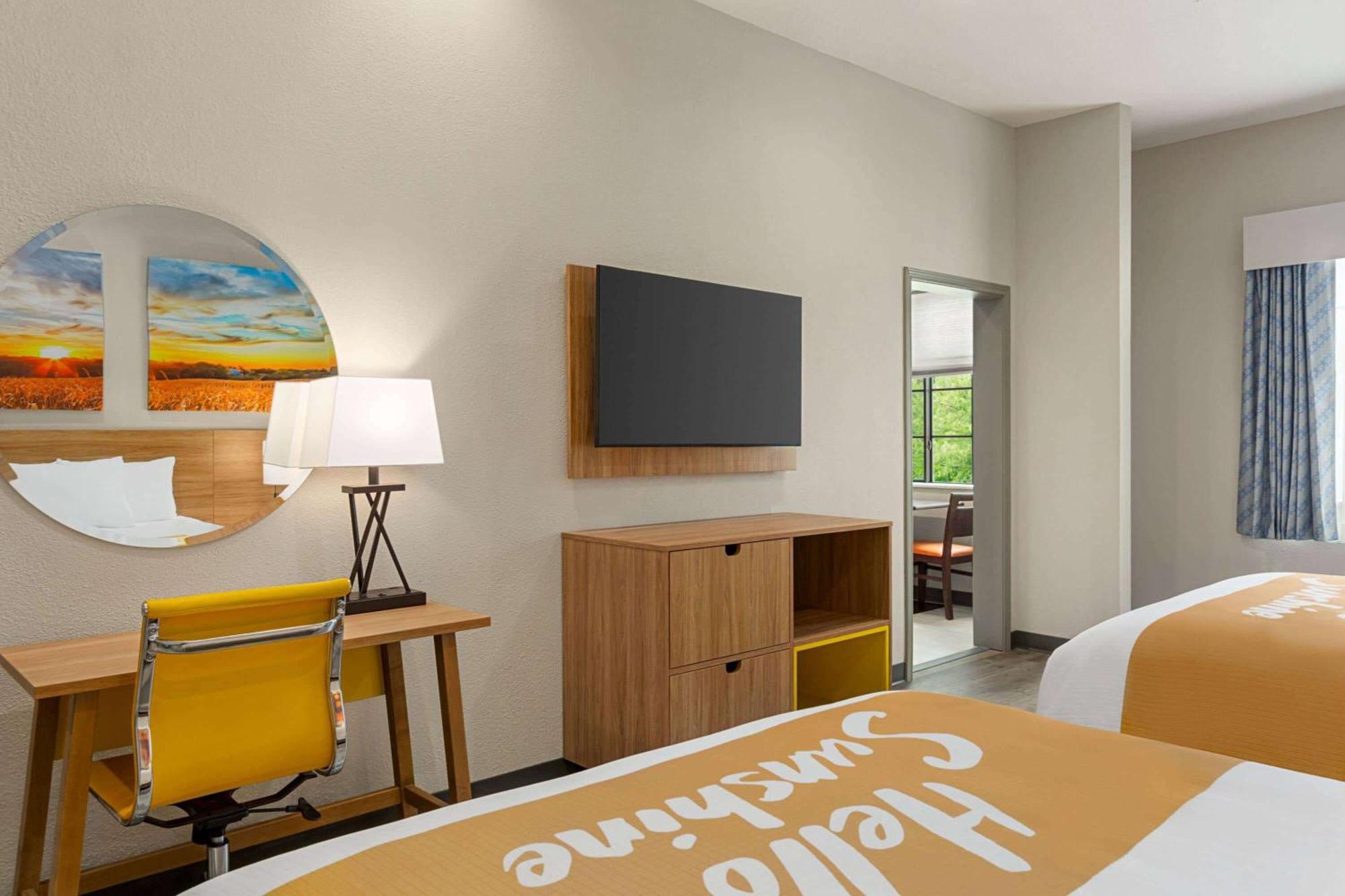 Days Inn & Suites By Wyndham Greater Tomball Exterior photo