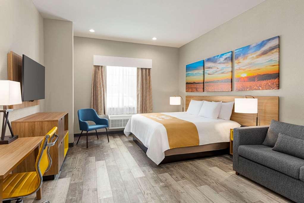 Days Inn & Suites By Wyndham Greater Tomball Room photo