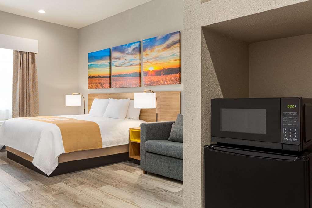Days Inn & Suites By Wyndham Greater Tomball Room photo
