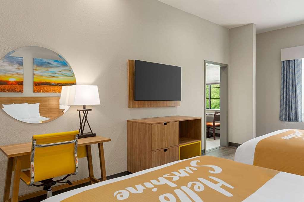 Days Inn & Suites By Wyndham Greater Tomball Room photo